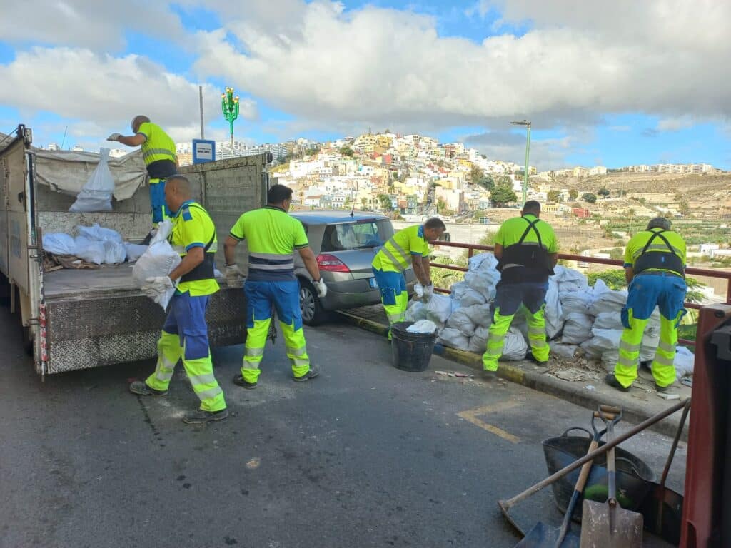 El Ayuntamiento retira mas de 33.000 kilos de residuos Las Palmas entfernt mehr als 33.000 Kilo Abfall aus unkontrollierten Deponien