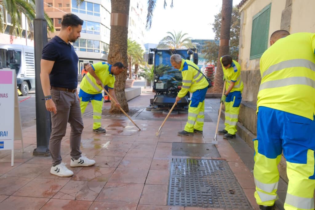 El Ayuntamiento inicia un dispositivo para intensificar la retirada de chicles de la via publica Der Stadtrat startet eine Kampagne zur verstärkten Entfernung von Kaugummi auf öffentlichen Straßen