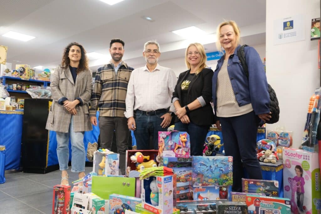 Entrega de juguetes recogidos en los distritos a la Casa de Galicia Die Stadtverwaltung von Las Palmas übergibt das in den fünf Stadtteilen gesammelte Spielzeug an die Casa de Galicia