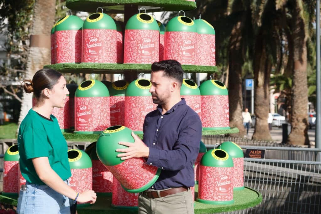 reciclaje de envases de vidrio con un arbol de Navidad formado por miniglus 1 Las Palmas und Ecovidrio fördern das Recycling von Glasbehältern mit einem Weihnachtsbaum aus Mini-Altglascontainern