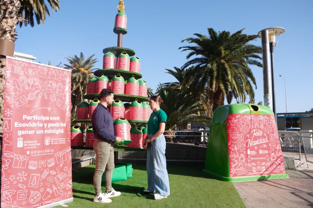 reciclaje de envases de vidrio con un arbol de Navidad formado por miniglus 2 Las Palmas und Ecovidrio fördern das Recycling von Glasbehältern mit einem Weihnachtsbaum aus Mini-Altglascontainern