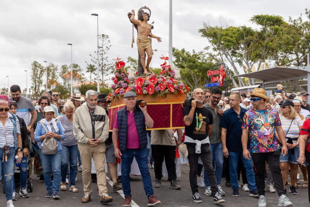 9 San Sebastian 2025 Über einhundert Pferde begleiten die Statue von San Sebastián zum Meer