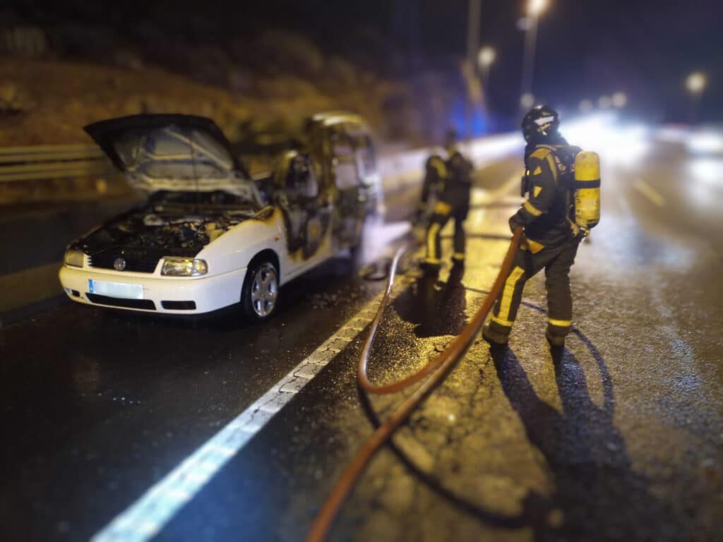 BT vehiculo Anaza Feuerwehrleute aus Teneriffa helfen bei der Rettung eines Bergsteigers in Arico