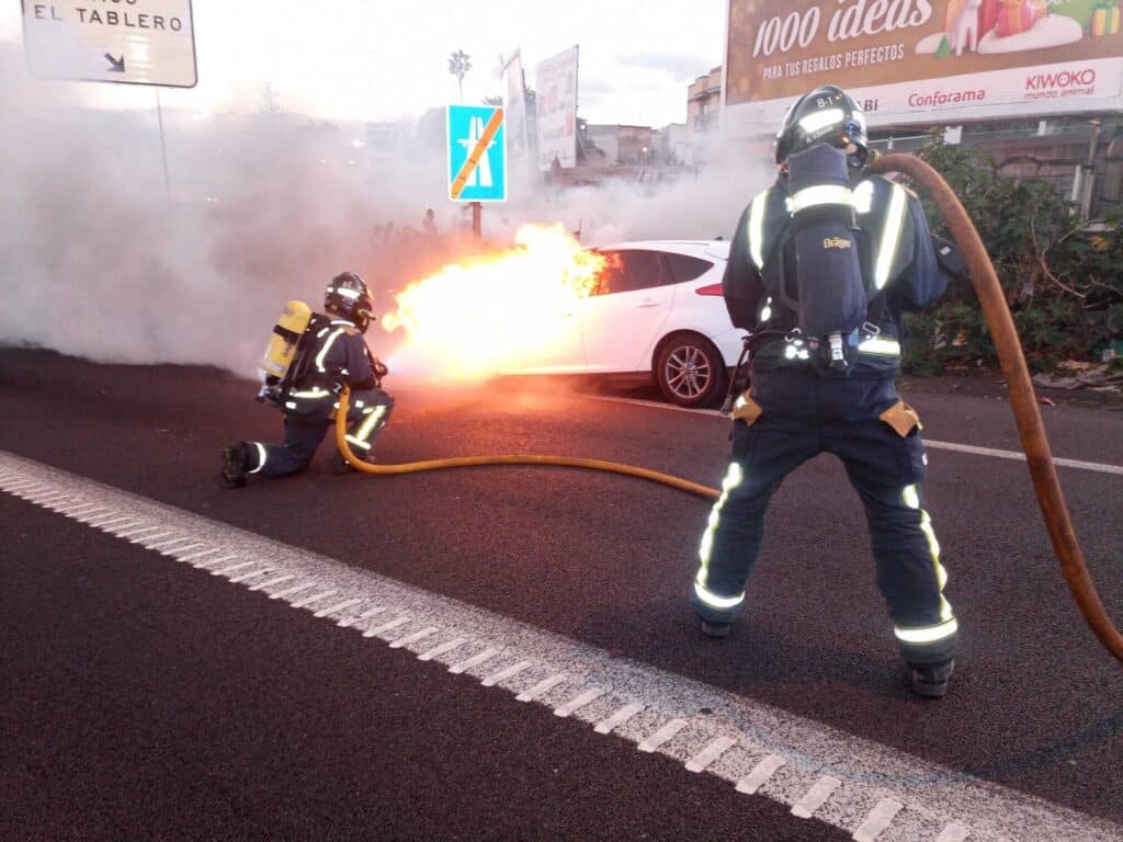 BT vehiculo en llamas Feuerwehrleute aus Teneriffa helfen bei der Rettung eines Bergsteigers in Arico