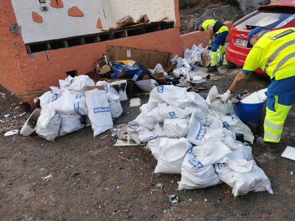 El Ayuntamiento recoge 11.000 kilos de residuos procedentes de vertidos en los barrios de San Nicolas y Zarate 1 Las Palmas sammelt 11.000 Kilo Abfall von den Mülldeponien in den Stadtvierteln San Nicolás und Zárate