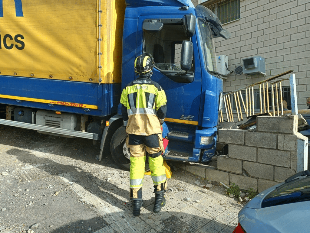 BT La Campana Feuerwehrleute auf Teneriffa greifen bei einem Frontalzusammenstoß in Guía de Isora ein