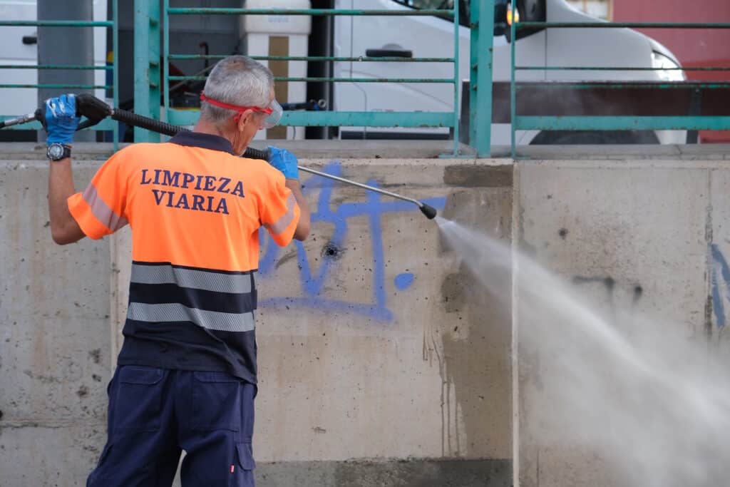 El Ayuntamiento implanta un plan especial para la eliminacion de grafitis y pintadas en espacios publicos 2 Der Stadtrat führt einen speziellen Plan für die Beseitigung von Graffiti und Schmierereien im öffentlichen Raum durch